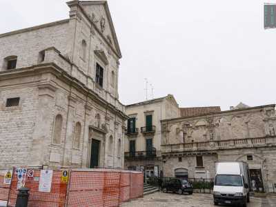 Via Rogadeo termina nell'ampia piazza Cavour. Qui sulla destra balza subito all'occhio l'austera facciata barocca della chiesa di San Gaetano, innalzata nel 1609...